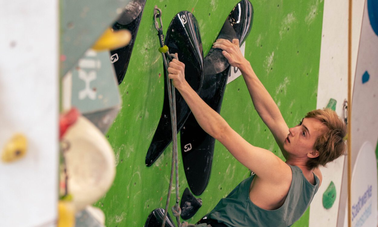 Ein Mann in einer Kletterwand