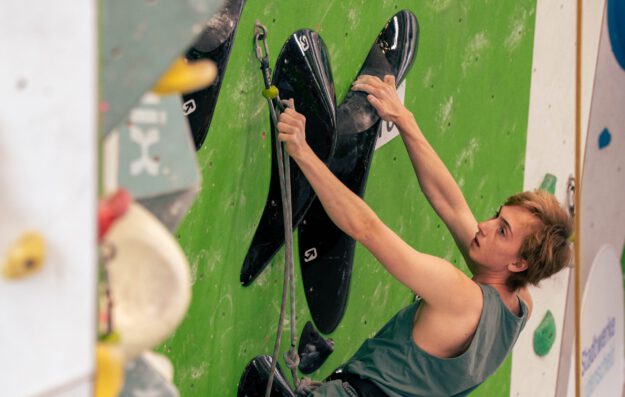 Ein Mann in einer Kletterwand