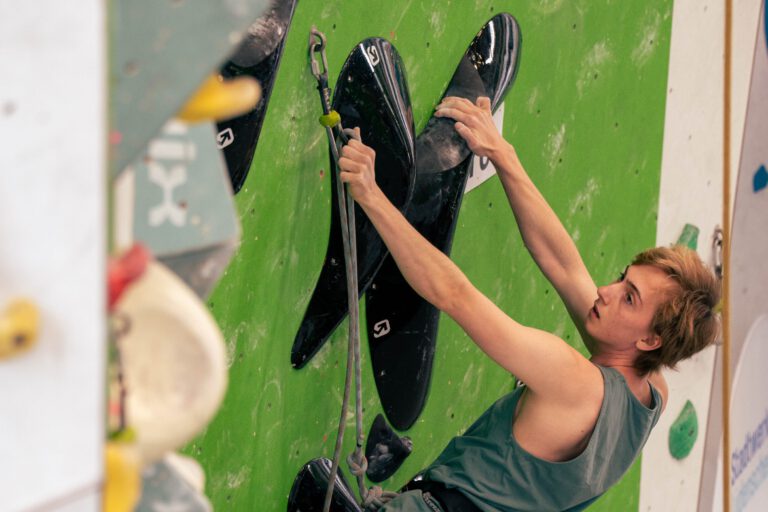 Foto: Janosch Althoff Ein Mann in einer Kletterwand