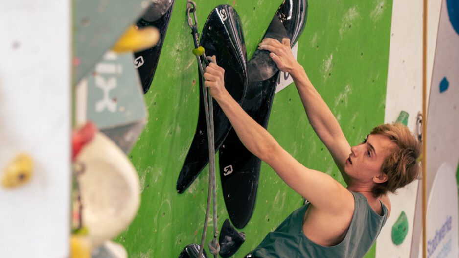 Ein Mann in einer Kletterwand