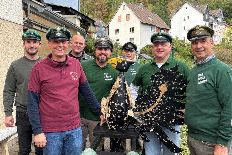 Foto: Kompanie Rahmede Schützen mit einem Schützenadler
