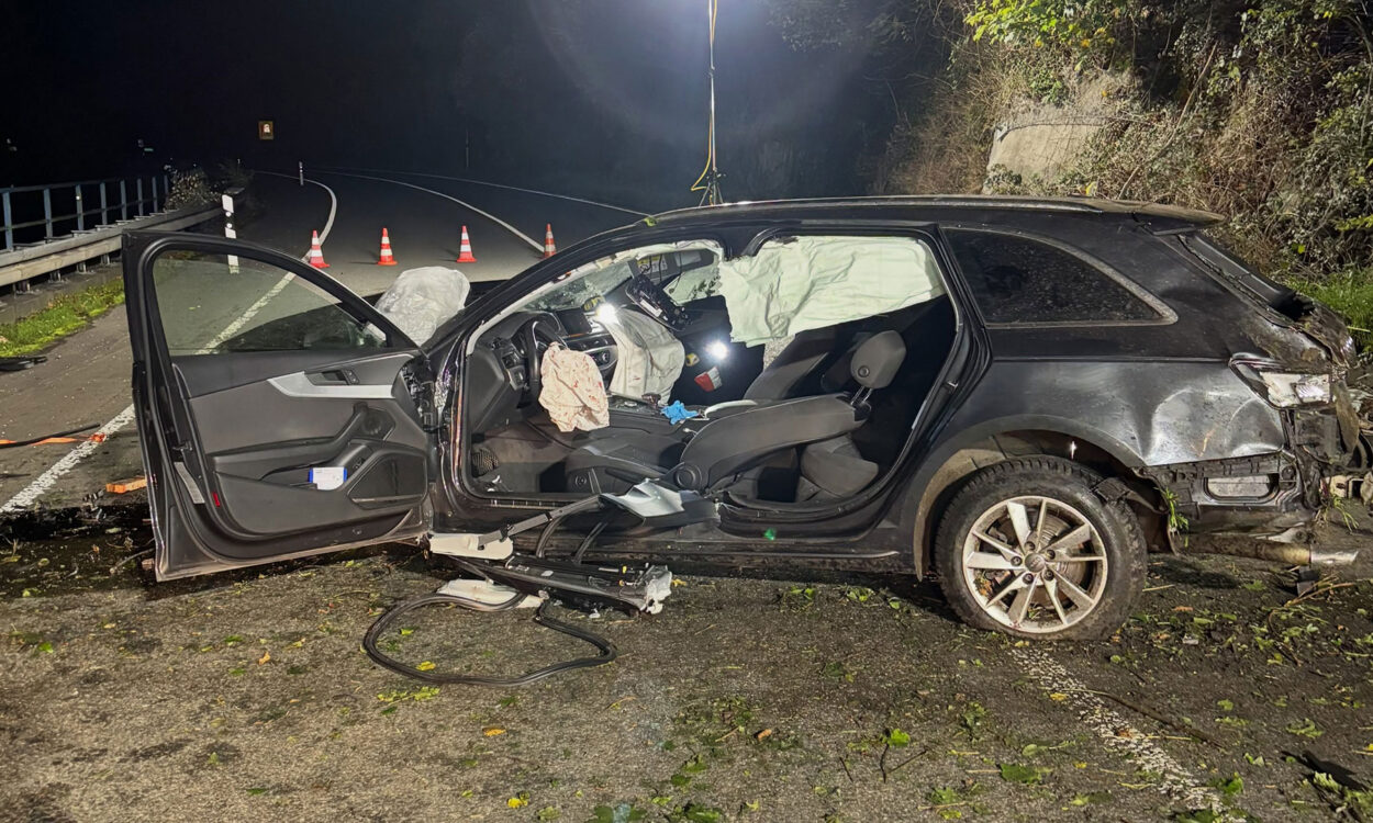 Verkehrsunfall auf der B236 in Werdohl: 18-jähriger Lüdenscheider lebensgefährlich verletzt.