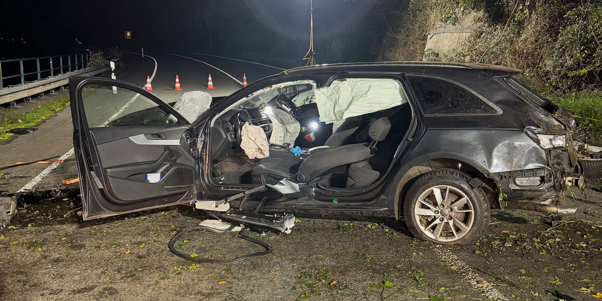 Verkehrsunfall auf der B236 in Werdohl: 18-jähriger Lüdenscheider lebensgefährlich verletzt.