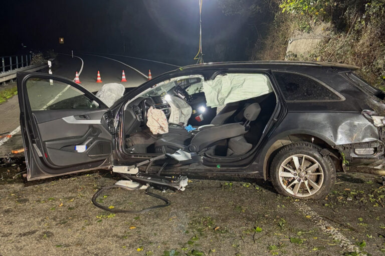 Verkehrsunfall auf der B236 in Werdohl: 18-jähriger Lüdenscheider lebensgefährlich verletzt.