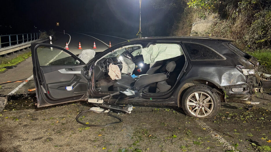 Verkehrsunfall auf der B236 in Werdohl: 18-jähriger Lüdenscheider lebensgefährlich verletzt.
